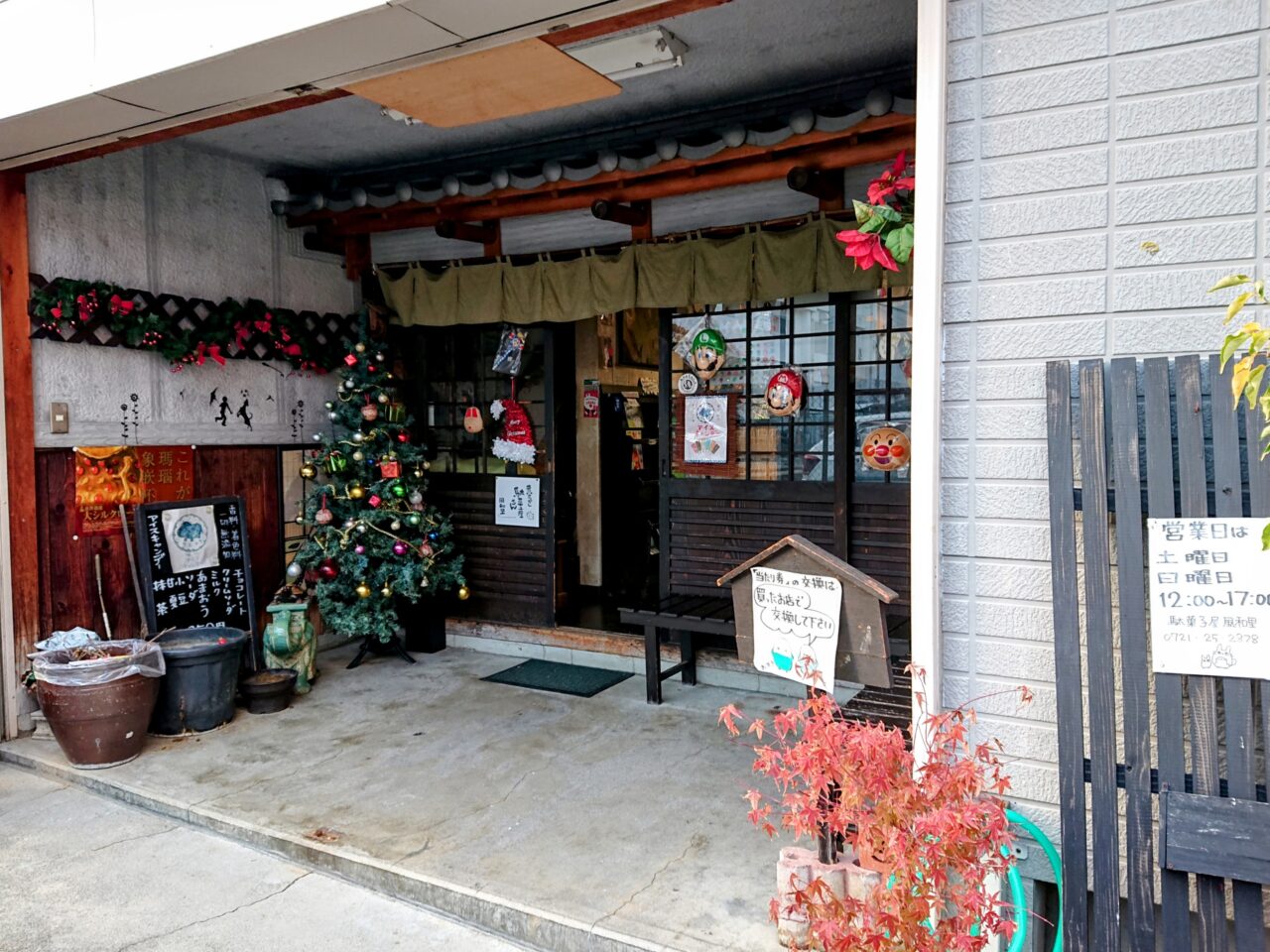 駄菓子屋前