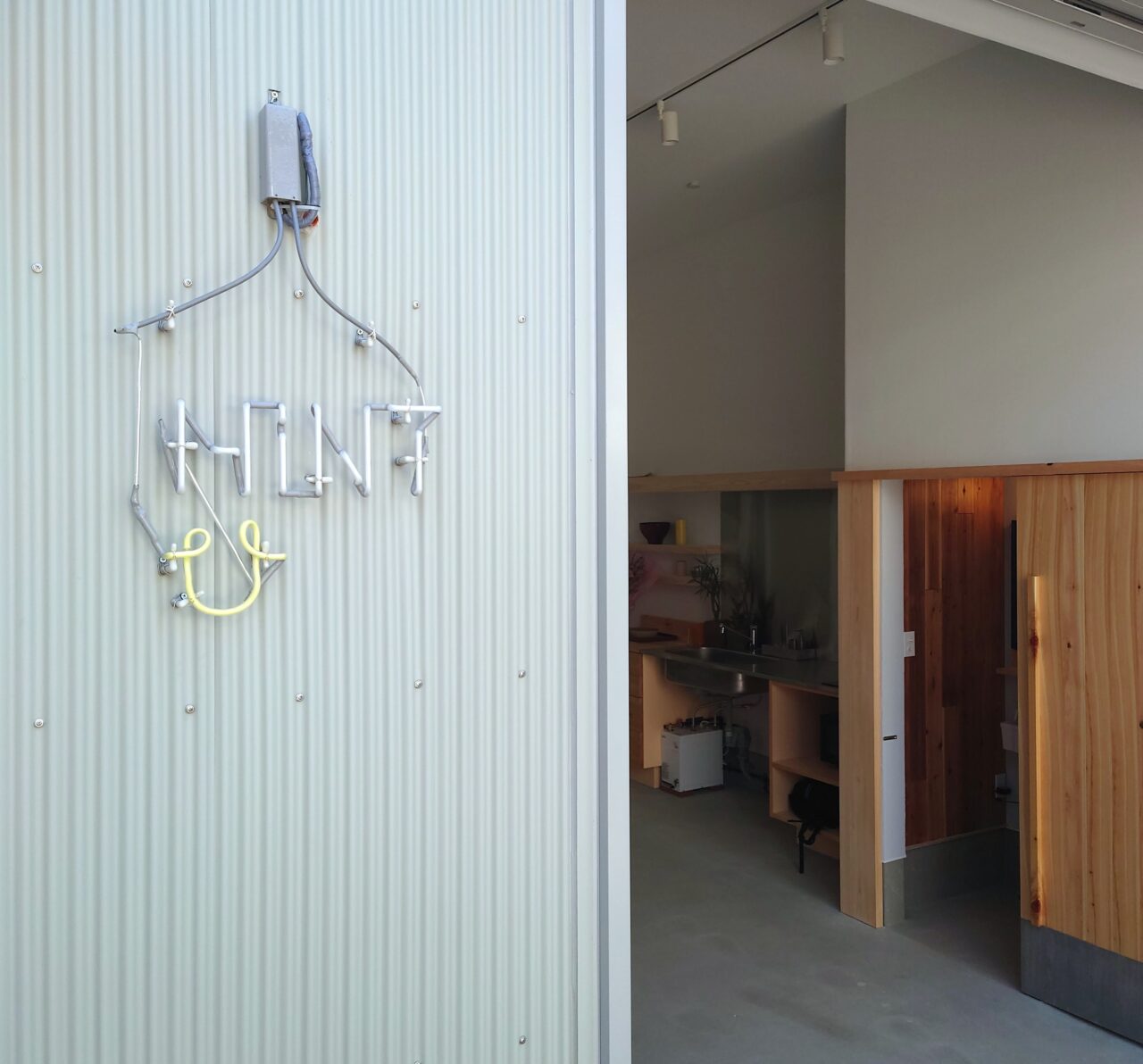 まちの木工所「HiNT」