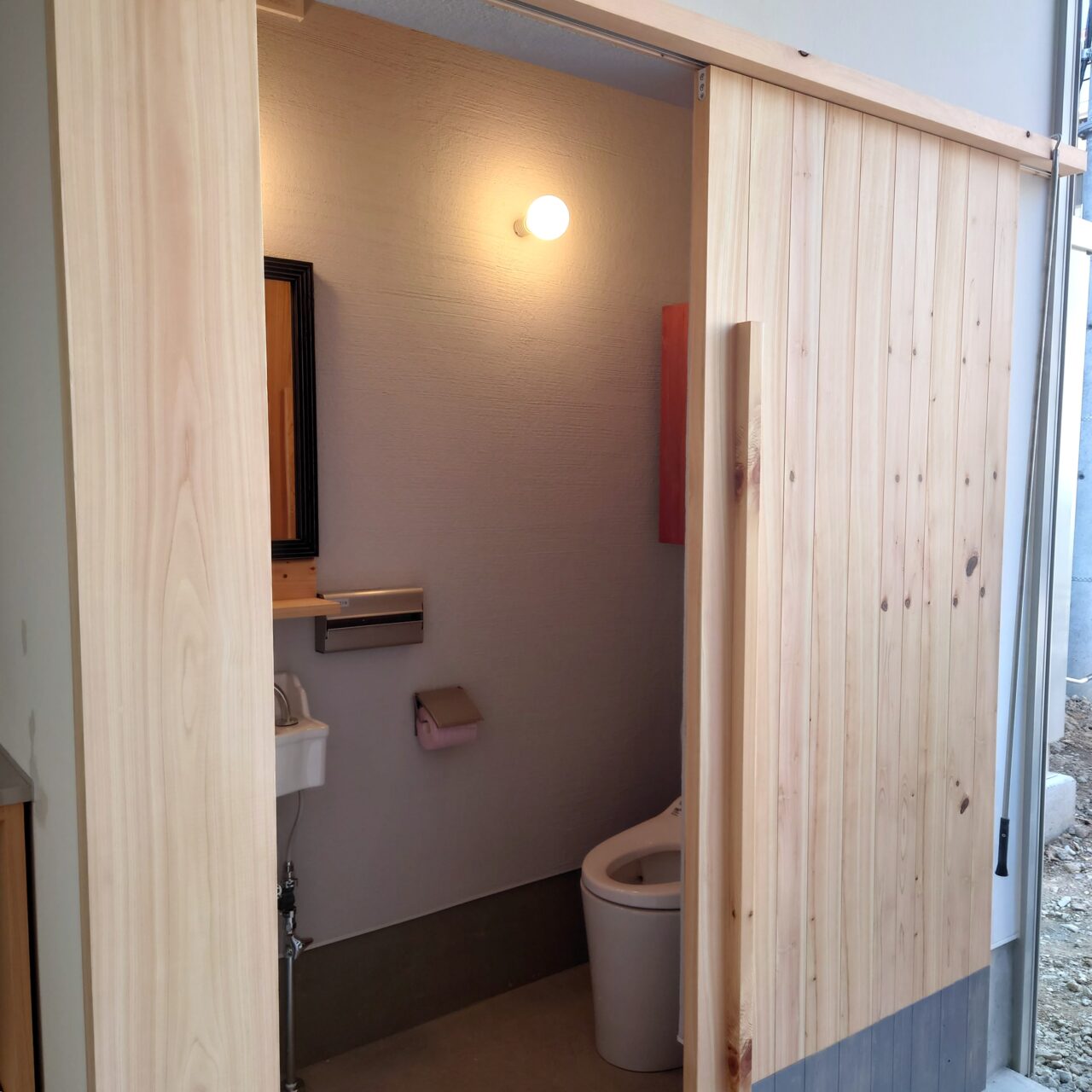 まちの木工所「HiNT」