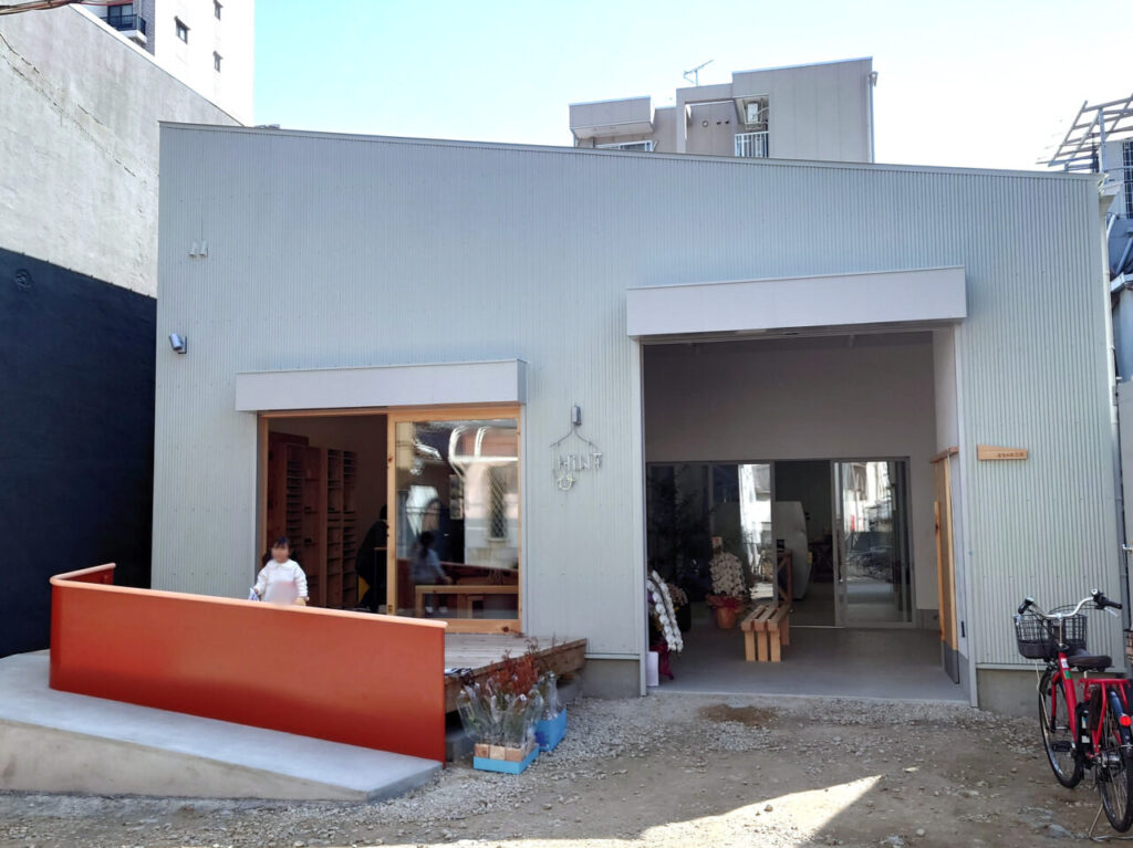 まちの木工所「HiNT」