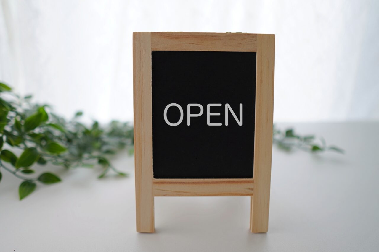 OPENと書かれた黒板スタンド