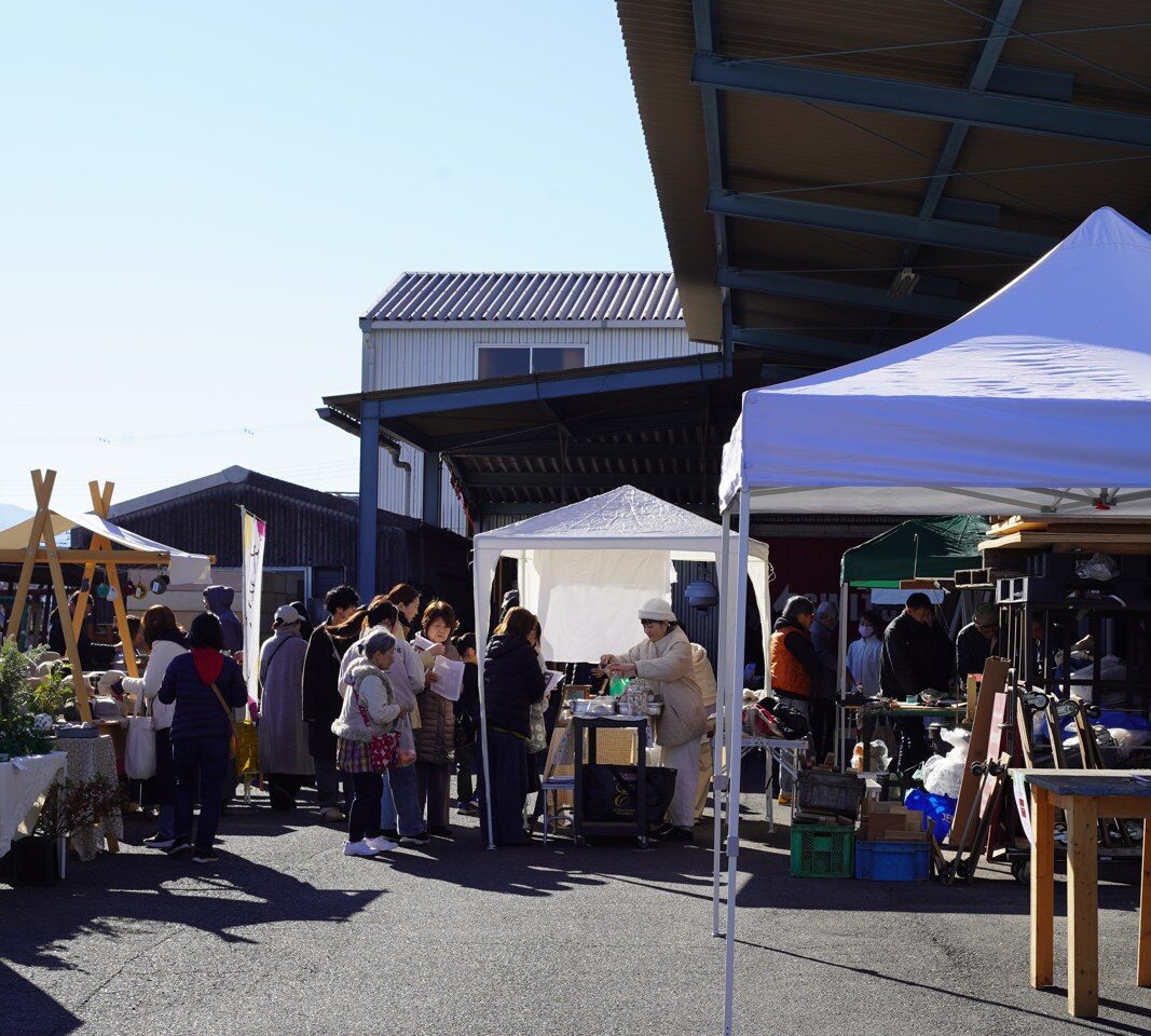 カナタ製作所の工場の軒下に並ぶマルシェのテント
