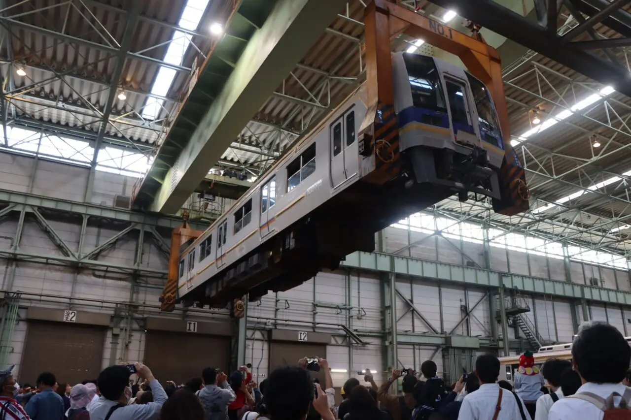 千代田工場で電車の車両をつり上げる実演
